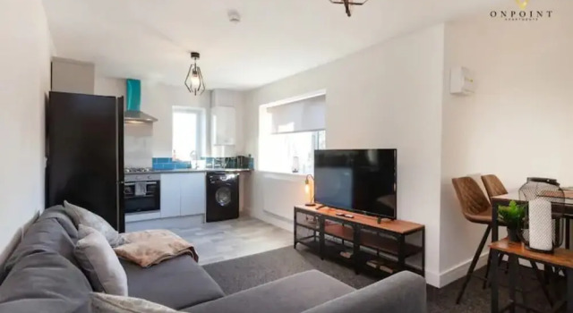Modern 3-Storey Apartment & Free Parking