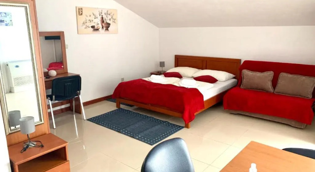 Apartments Toni 2000, Забронировать Апартаменты/квартира Отели Подстраны с бассейном, рядом с Частный Пляж «Апартментс Лавица Бич Думичич», Бассейн