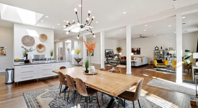 Коттедж The Penthouse Loft in the Heart of Old Town!