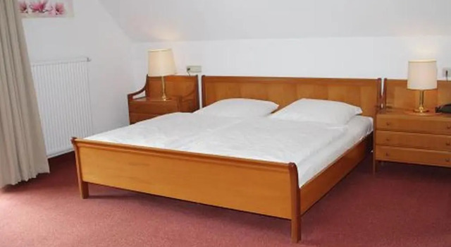 Полулюкс Hotel & Restaurant Weinberg