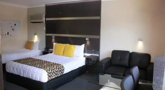 Семейный номер Deluxe Abbey Motor Inn