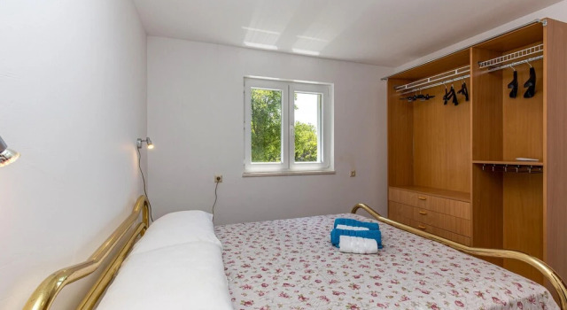 Stunning Home in Smrika With Wifi and 3 Bedrooms
