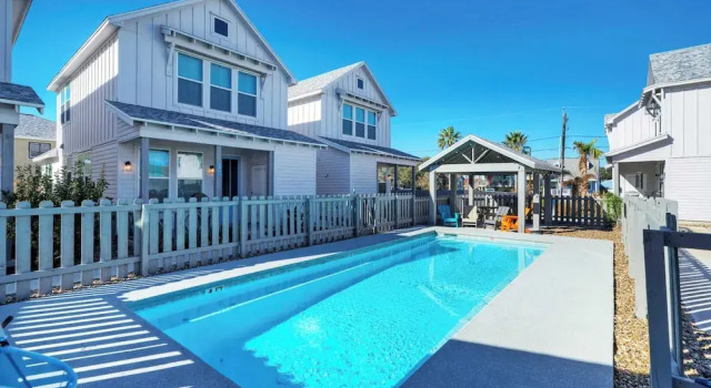 Sleeps 20 2 Homes in Mercer Village w/ Pool Heart of Old Town, Walkable, Boek Vakantiehuis Port Aransas 