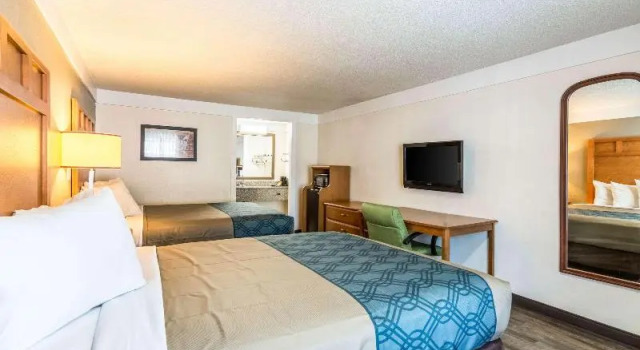 Четырёхместный номер Standard Econo Lodge Gastonia North