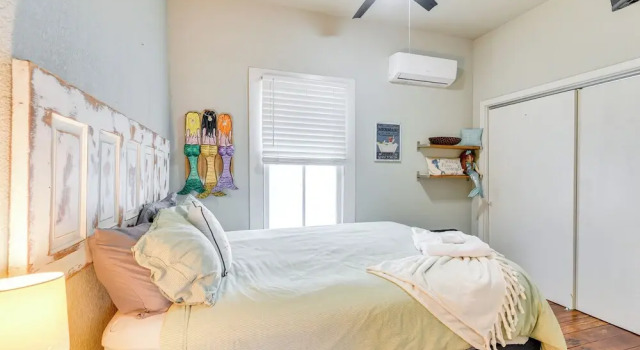 1 Mi to Dtwn Galveston! Home w/ Pet-friendly Yard