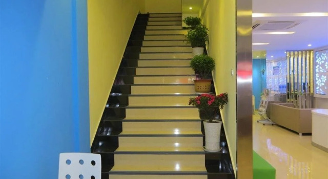 Lijiang Hongjin Express Hotel, Забронировать Отель Отели Лицзян с парковкой, рядом с Улица Сквер-стрит Древнего города Даянь, Парковка
