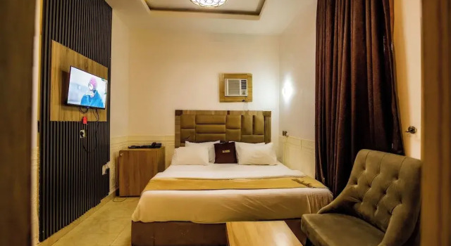 RJ Hotels And Restuarant, Prenota Hotel Hotel a Obio-Akp con parcheggio, Parcheggio