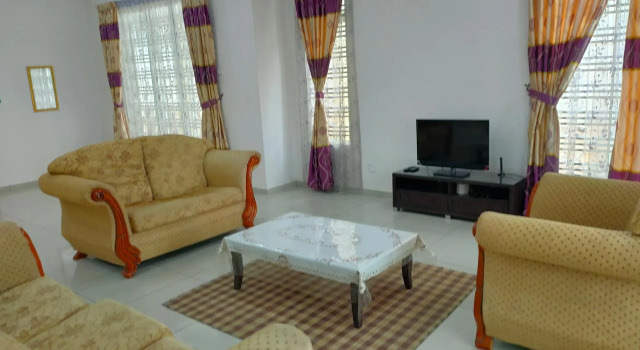 OYO 90228 D'anjung Villa 4bhk, Varaa Villa Hotellit Johor pysäköinnillä, Pysäköinti