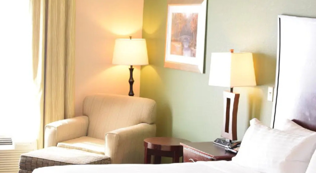 Двухместный номер Standard Holiday Inn Express Pratt by IHG