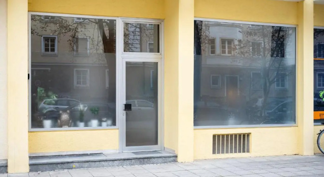 Big Central Apartment near Rotkreuzplatz with 3 BR for 12 PAX
