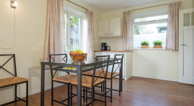 Quietly Located Holiday Home in Emst With Enclosed Garden, Rezerwuj Hotel Hotele w Emst z parkingiem, Parking