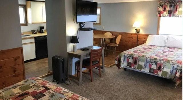 Четырёхместный семейный номер Standard Holiday Motel