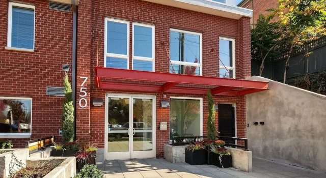 New Listing! Chic Capitol Hill W/ Courtyards 1 Bedroom Condo, Забронировать Апартаменты/квартира Отели Сиэтла с парковкой, рядом с Kaiser Permanente Capitol Hill Campus, Парковка