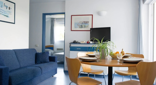 Кровать в общем номере с 3 комнатами с балконом Hôtel & Résidence Vacances Bleues Orhoïtza