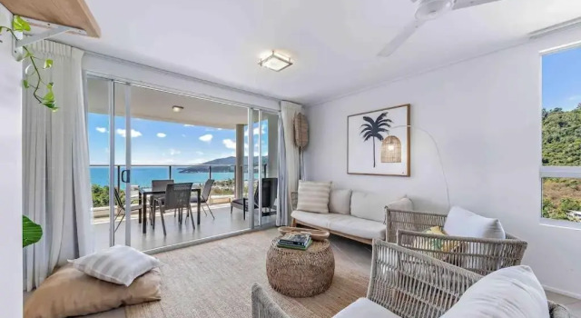 Three B Airlie 2 bedroom unit Seaviews & Pool, Забронировать Отель Отели Эрли-Бич с парковкой, рядом с Рынок пляжа Эйрли, Парковка