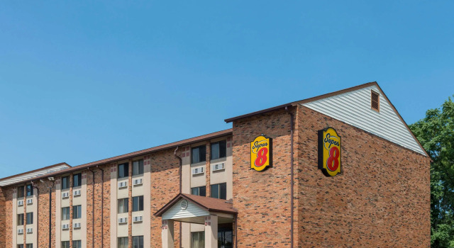 Super 8 by Wyndham St Charles