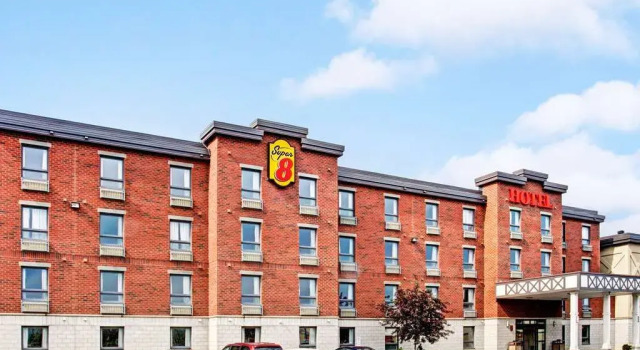 Super 8 Lachenaie, Book Hotel Hotels in Rive-Nord with Parking, Parking