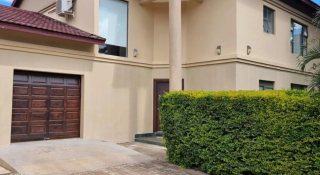 Beautiful 3 bedroom home in a gated complex with private garden and pool