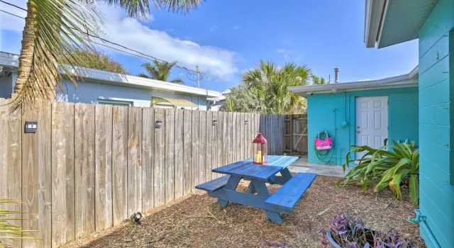 Cute & Cozy Florida Duplex: Walk to Beaches!, Varaa Hotelli Hotellit Space Coast pysäköinnillä, Pysäköinti
