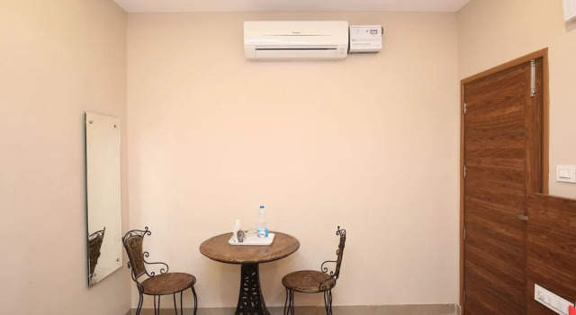OYO 27743 Hotel Platina, Book Hotel Mubārikpur Punjab