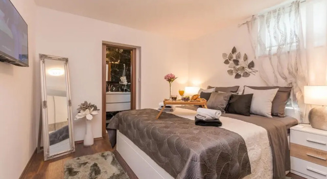 Beautiful Home in Gorica With 4 Bedrooms, Wifi and Outdoor Swimming Pool, Book Hotel Hoteller i Gorica med parkering, Parkering