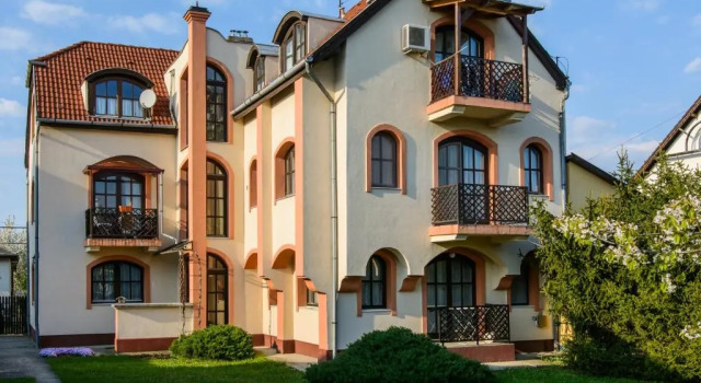 MI12, Buchen Sie Hotel Eger 