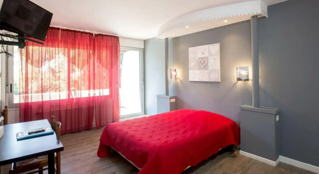 Logis Hôtel lAbricotine, Prenota Hotel Hotel a Alvernia con parcheggio, Parcheggio