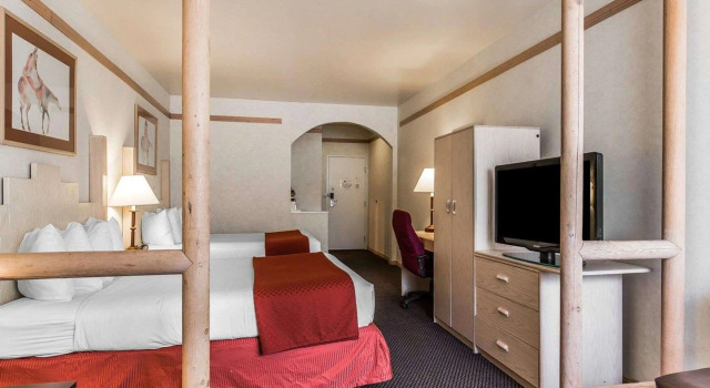 Quality Suites Moab near Arches National Park, Забронировать Отель Отели Моав с бассейном, рядом с Дорога "Харрей Пасс", Бассейн