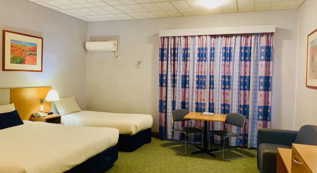 Трёхместный семейный номер Standard Desert Cave Hotel