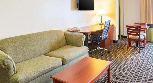 Четырёхместный люкс с балконом Clarion Inn & Suites Weatherford South