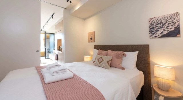 2-bed in South Melbourne w/ Beautiful City Views, Book Apartment  