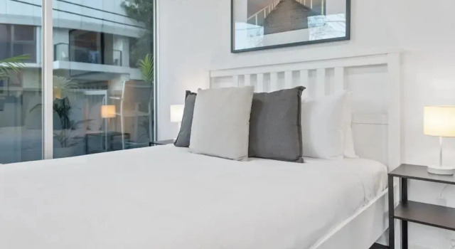Sleek South Yarra 2-bed With Alfresco Dining, Забронировать Апартаменты/квартира Мельбурн Melbourne Region, рядом с Дом Комо-Хаус с садом