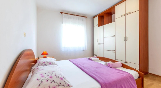 Nice Apartment in Duce With Wifi and 1 Bedrooms, Rezerwuj Apartament Hotele w Split-Dalmatia County z parkingiem, Parking