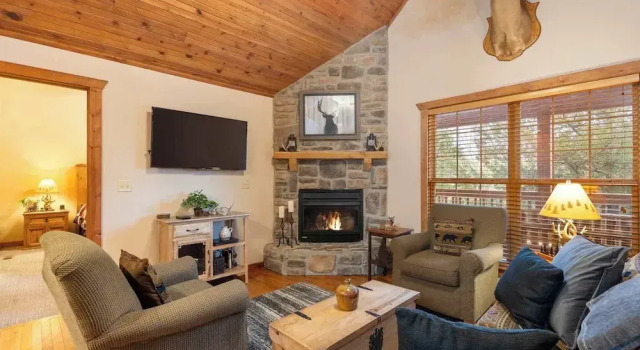 Simons Treetop Cabin 2 BDR in Popular Resort!, Забронировать Отель Отели Table Rock Lake 3 звезды, 3*