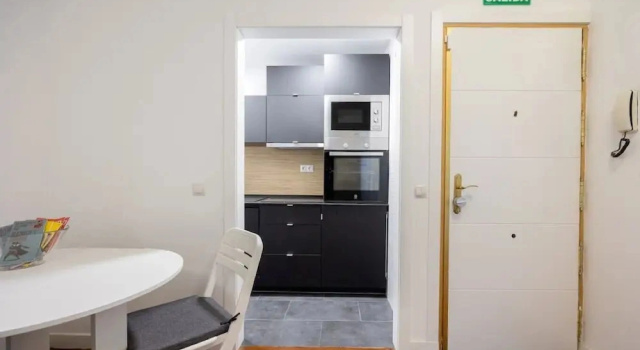 Stay in La Latina Stylish Apartment for Work and Study, Забронировать Апартаменты/квартира Мадрид Провинция Мадрид, рядом с Здание Compania Colonial