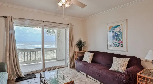 Oceanfront Townhouse With Shared Pools, Ocean View, Wifi, W/d, and Central AC, Rezerwuj Dom wakacyjny Hotele w Saint Augustine Area z parkingiem, Parking