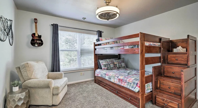 Upscale Flagstaff Home w/ Hot Tub & Mountain Views, Забронировать Дом для отпуска Отели Флагстафф с парковкой, рядом с Гольф-клуб Aspen Valley, Парковка