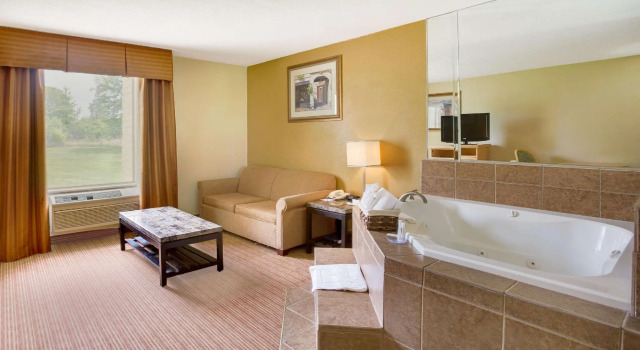 Люкс Отель Four Points by Sheraton Charlotte Airport