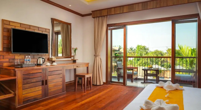 Двухместный номер Deluxe с балконом и с видом на бассейн Khmer House Resort
