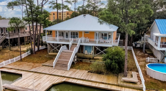 Коттедж Screamin' Peace 1614 Cadillac 3 Bedroom Home by RedAwning