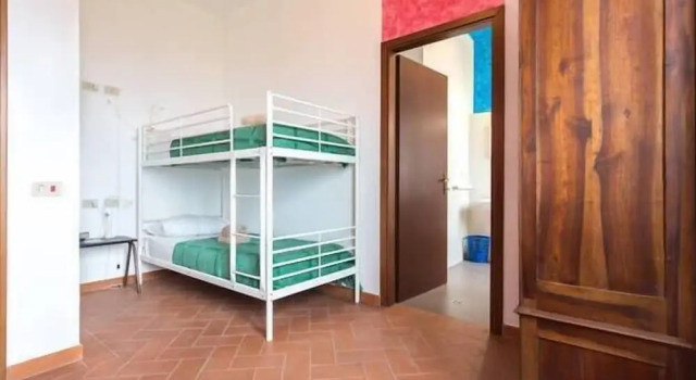 Кровать в общем номере с красивым видом из окна ecOstello Magliano Sabina