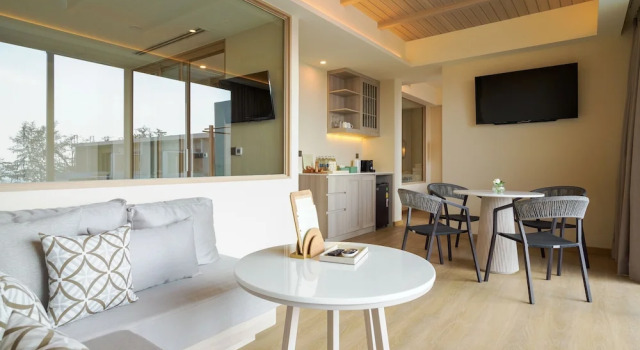 Pool Suite с 2 комнатами с частичным видом на море The Little Shore Khao Lak by Katathani