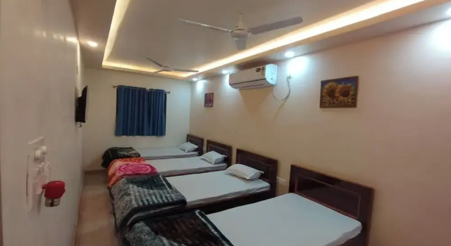 Кровать в общем номере Hotel Kalpana
