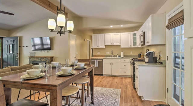 Коттедж с 3 комнатами Patio, Fenced Yard: Pet-friendly Pinetop Cabin!