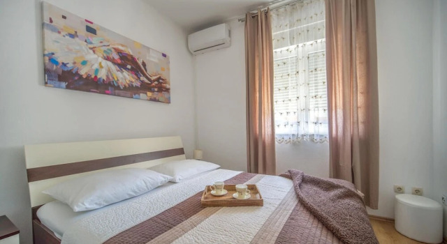 Three-Bedroom Holiday Home In Kastel Stafilic, Book Vacation Home Kastel Stafilic Kaštela