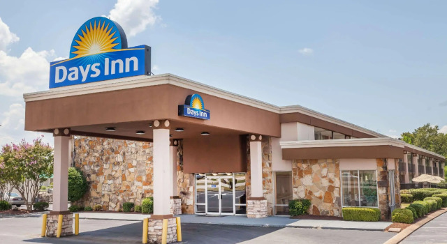 Standardowy czteroosobowy pokój Days Inn Jackson