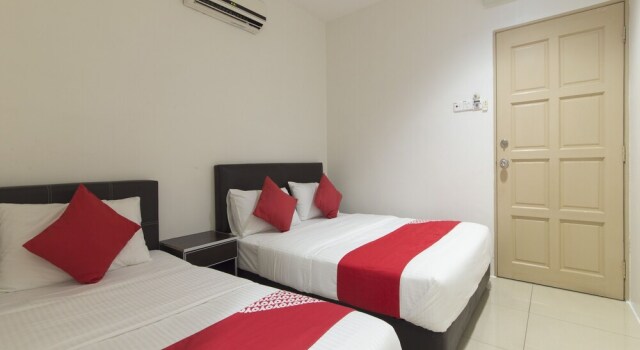 Люкс Superior OYO 44072 Mines Cempaka Hotel