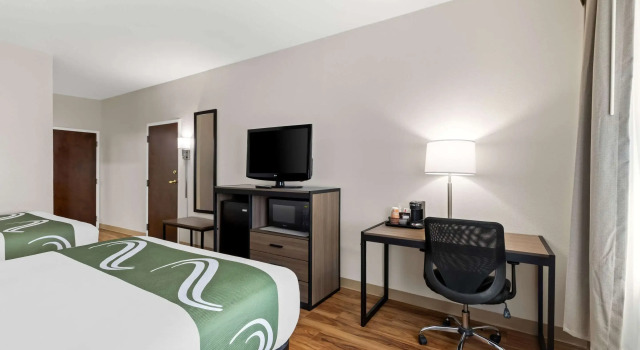 Четырёхместный номер Standard Quality Inn Fayetteville Near Historic Downtown Square