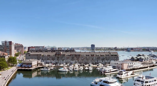 Четырёхместный номер Standard с частичным видом на море Boston Marriott Long Wharf
