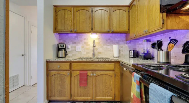 Апартаменты Walk to Canyon Lake! Townhome w/ Deck & Yard